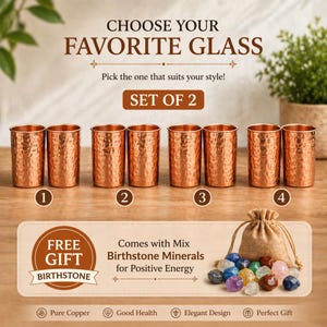 Puede incluir: Juego de 2 vasos de cobre con textura martillada, numerados del 1 al 4. La imagen incluye el texto "CHOOSE YOUR FAVORITE GLASS" y "SET OF 2". También se muestra una pequeña bolsa de minerales de piedras de nacimiento, con el texto "FREE GIFT BIRTHSTONE".