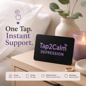 Può includere: Una carta rettangolare nera con testo viola che recita Tap2Calm DEPRESSION. Sopra, il testo viola recita One Tap. Instant Support. con un'icona di un dito che tocca. Una barra inferiore elenca le caratteristiche: Private Just for You, No App No Login, Made with Care e Safe Space Support Anytime.
