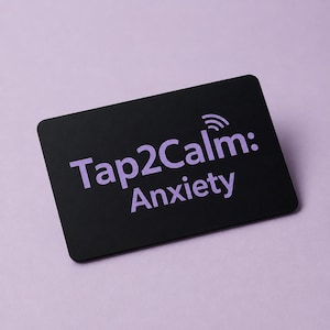 Könnte beinhalten: Eine rechteckige schwarze Karte mit abgerundeten Ecken, auf der mittig der violette Text Tap2Calm: Anxiety aufgedruckt ist. Über dem Text befindet sich ein kleines violettes Symbol, das ein Funksignal darstellt.