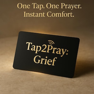 Może przedstawiać: Czarna prostokątna karta ze złotym tekstem, który brzmi "Tap2Pray: Grief" i "One Tap. One Prayer. Instant Comfort." Karta ma symbol bezprzewodowy nad słowem "Pray".