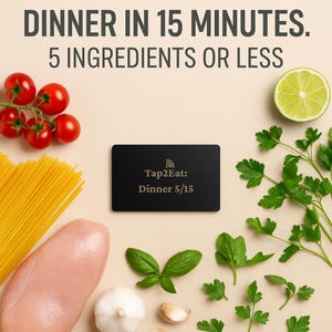 Pu&ograve; includere: Una carta rettangolare nera con il testo Tap2Eat: Dinner 5/15 e un'icona wireless. La carta &egrave; circondata da pomodorini a grappolo, spaghetti, un petto di pollo crudo, mezzo lime, spicchi d'aglio ed erbe aromatiche verdi fresche.