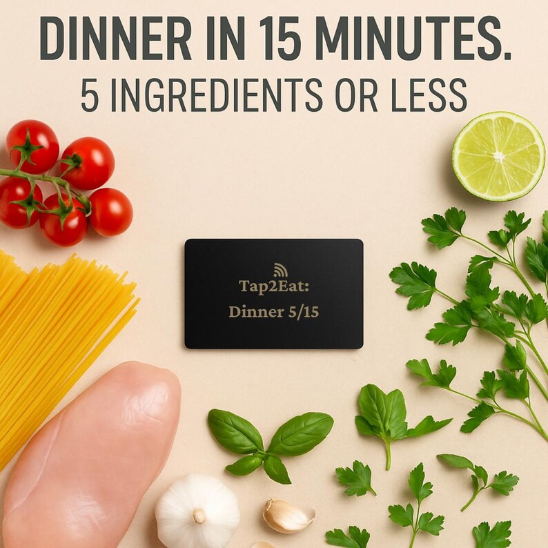 Pu&ograve; includere: Una carta rettangolare nera con il testo Tap2Eat: Dinner 5/15 e un'icona wireless. La carta &egrave; circondata da pomodorini a grappolo, spaghetti, un petto di pollo crudo, mezzo lime, spicchi d'aglio ed erbe aromatiche verdi fresche.
