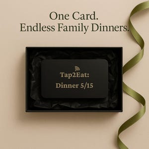 Pu&ograve; includere: Una carta rettangolare nera con angoli arrotondati, un'icona wireless dorata e il testo Tap2Eat: Dinner 5/15. La carta &egrave; riposta in una scatola nera foderata con carta velina nera, accompagnata dal testo One Card. Endless Family Dinners.