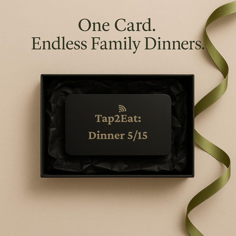Pu&ograve; includere: Una carta rettangolare nera con angoli arrotondati, un'icona wireless dorata e il testo Tap2Eat: Dinner 5/15. La carta &egrave; riposta in una scatola nera foderata con carta velina nera, accompagnata dal testo One Card. Endless Family Dinners.