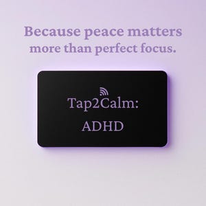 Puede incluir: Una tarjeta rectangular negra con esquinas redondeadas, con el texto "Tap2Calm: ADHD" en una fuente de color púrpura claro. Encima de la tarjeta, la frase "Because peace matters more than perfect focus" está escrita en el mismo color.