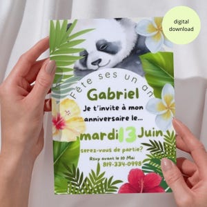 carte d'invitation panda sur un fond de feuillu tropicale.