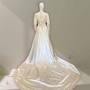 Vintage Satin Brautkleid mit üppiger Schleppe und überzogenen Knöpfen