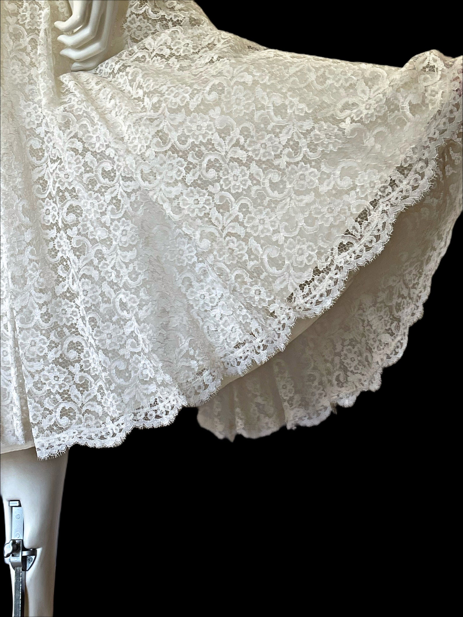 Stunning Vintage Mid Century Chantilly Lace Wedding Dress/waterfall ...