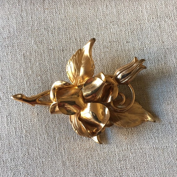 Beautiful Vintage Gold Tone Rose Motif Brooch - image 2