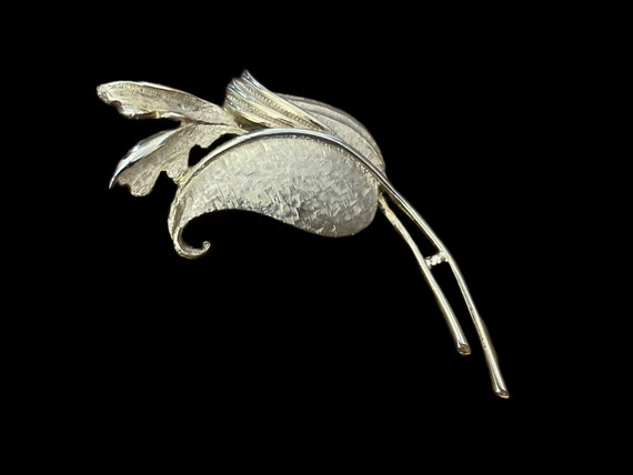 Vintage Matte and Shiny Gold Floral Brooch - image 3