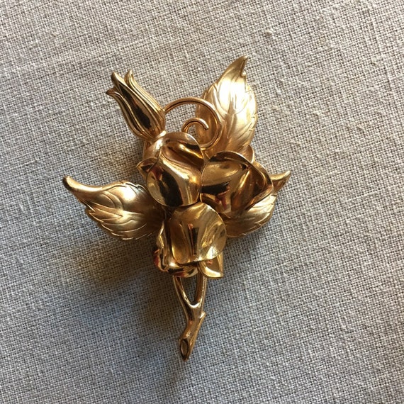 Beautiful Vintage Gold Tone Rose Motif Brooch - image 3