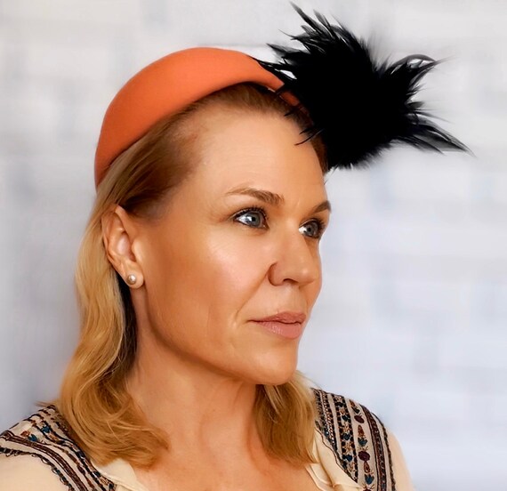Awesome Vintage Salmon Pink Beret with Large Black
