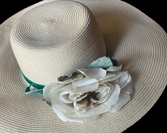 Schöner Vintage Sonnenhut aus Stroh mit seidiger Blüte