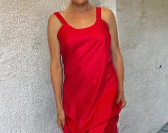 Vintage rode zijden slipdress met lippenstift