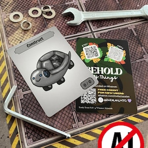 Könnte beinhalten: Eine Spielkarte mit einer Cartoon-Schildkröte mit mechanischen Details, beschriftet mit "Construct". Weitere Artikel sind ein Schraubenschlüssel, Unterlegscheiben und eine Karte mit QR-Codes und dem Text "BEHOLD Many Things."
