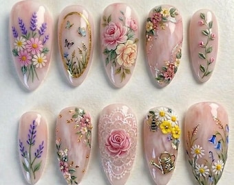 Presse florale artisanale faite main sur les ongles, faux ongles rose tendre fleurs sauvages, art romantique pour les ongles dans le jardin printanier