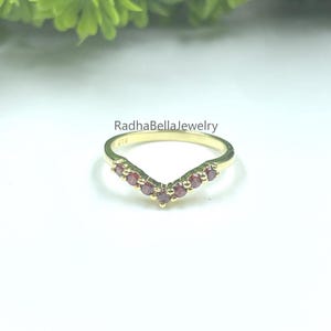 Runder Granat V-Form Chevron Hochzeitsband für Frauen, 925er Silber Januar Geburtsstein gebogene Damen Kontur Jubiläumsband, Geschenk für sie