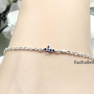 Bransoletka z krzyżem ze srebra próby 925 z niebieskim szafirem, biżuteria z kamieniem urodzinowym września