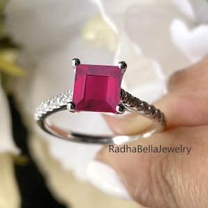 Princess Cut gesimuleerde robijn en diamanten verlovingsring, wit diamantaccent, sterlingzilver