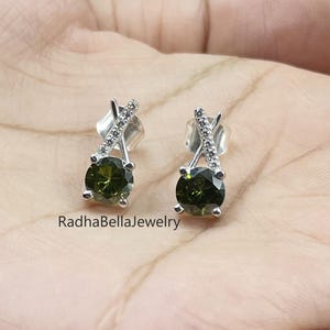 Peridot Ohrstecker, August Birthstone Ohrringe, Zierliche grüne Edelstein Ohrstecker, Minimalist Ohrstecker, Sterling Silber Ohrstecker