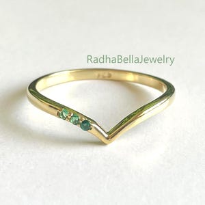 Alternate Green Emerald 3 Stone Chevron V Shape Ring For Women, 925 Silver May Birthstone Emerald Ladies Contour Wedding Band