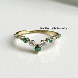 Runder Schnitt grüner Smaragd und Diamant V-Form-Chevron-Ring für Frauen, 925er Silber Mai-Geburtsstein-Grün-Stein-Damen-Kontur-Ehering