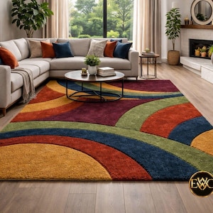 Può includere: Un tappeto rettangolare caratterizzato da un audace motivo geometrico di semicerchi sovrapposti in tonalità vivaci di giallo senape, arancione bruciato, bordeaux profondo, verde bosco e blu navy, con pelo testurizzato e logo EWC circolare.