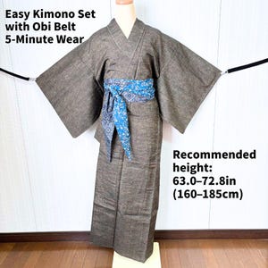 May include: A brown kimono set with an obi belt. The kimono has wide sleeves and is paired with a blue patterned obi belt. The text on the image says "Easy Kimono Set with Obi Belt 5-Minute Wear" and "Recommended height: 63.0-72.8in (160-185cm)".