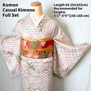 Può includere: Un set di tre tazze in ceramica con finitura opaca e macchiettata. Le tazze sono nei toni del crema, grigio chiaro e grigio scuro. Ogni tazza ha un design semplice e minimalista.