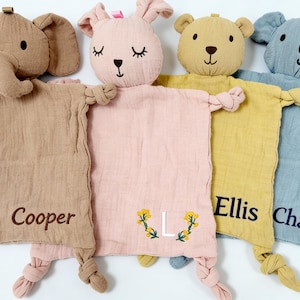 Pu&ograve; includere: Quattro morbide coperte di sicurezza per bambini a forma di animali: un elefante, un coniglietto, un orso e un koala. La coperta dell'elefante &egrave; marrone, il coniglietto &egrave; rosa, l'orso &egrave; giallo e il koala &egrave; blu. Ogni coperta ha un nome ricamato.