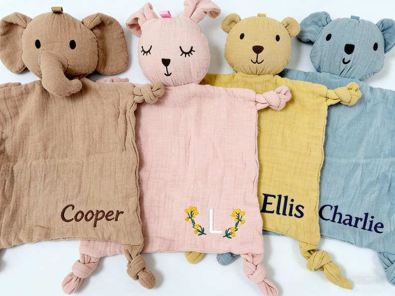 Pu&ograve; includere: Quattro morbide coperte di sicurezza per bambini a forma di animali: un elefante, un coniglietto, un orso e un koala. La coperta dell'elefante &egrave; marrone, il coniglietto &egrave; rosa, l'orso &egrave; giallo e il koala &egrave; blu. Ogni coperta ha un nome ricamato.