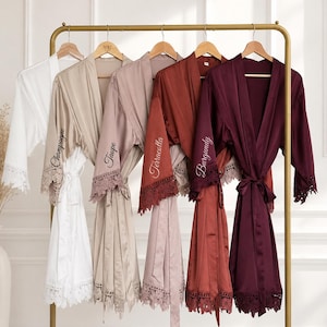 Personalisierter Satin-Bademantel – Brautkleid mit Spitzenbesatz für Brautjungfern