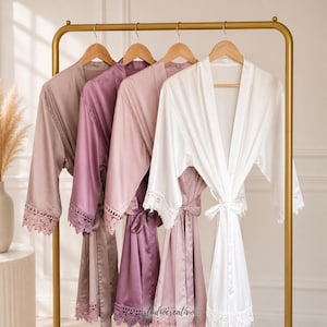 Robes de casamento personalizados em cetim – para noiva, damas de honra e para o momento de se arrumar.