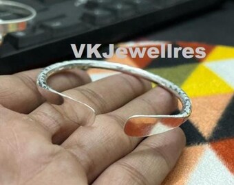Massiver 925er Sterlingsilber-Armreif, Handgehämmertes, verstellbares Manschettenarmband, Zartes Silberarmband, feiner Handwerkerschmuck, Jubiläumsgeschenk