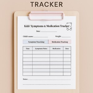 Può includere: Un tracker stampabile dei sintomi e dei farmaci per bambini. Il documento include sezioni per il monitoraggio dei sintomi, dei farmaci e delle note. Il testo "Easy logging for peace of mind" è in basso. Il documento è tenuto da una cartella portablocco marrone chiaro.
