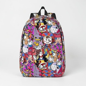 Puede incluir: Una mochila con un collage vibrante y multicolor de personajes de dibujos animados y el texto "DIGITAL CIRCUS" en el centro. El diseño incluye varias figuras con rasgos exagerados, patrones brillantes y contornos marcados.