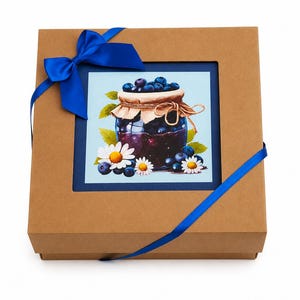 Granatowe pudełko prezentowe Blueberry Spa – ręcznie robione kolczyki, kula do kąpieli, ręcznik, maseczki