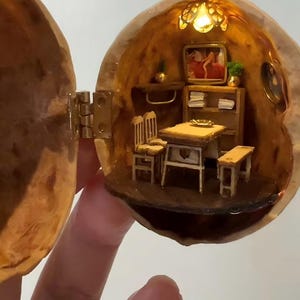 Valnötsskal Diorama Rum, Miniatyrmatsal med Ljus, Söt Dockhus Pocket World, Arriett-inspirerad Fegåva