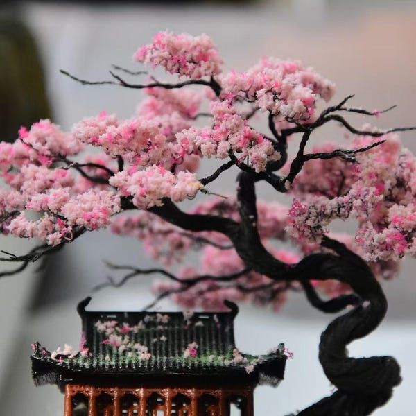 Bonsai em miniatura de flor de cerejeira feito à mão em arame com arte de pavilhão chinês.