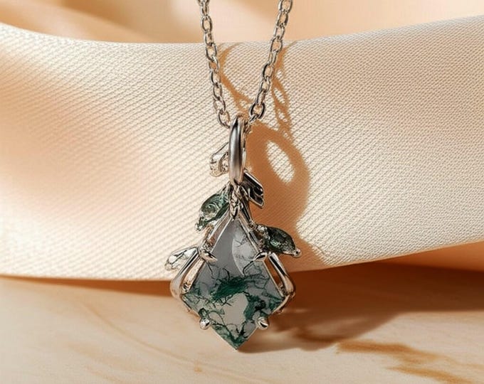 Kite Green Moss Agate Necklace: 14k Gold Solitaire Pendant