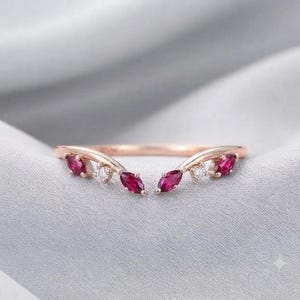 Anillo de boda único con rubí talla marquesa y moissanita en oro rosa. Anillo de boda curvo de estilo vintage art déco. Anillo apilable abierto. Anillo de promesa.