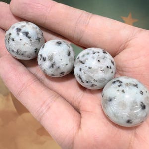 20 mm naturlig kiwi-jaspis-sfär, kiwi-sten, helande kristallkula, jordande energi-ädelsten bild 2