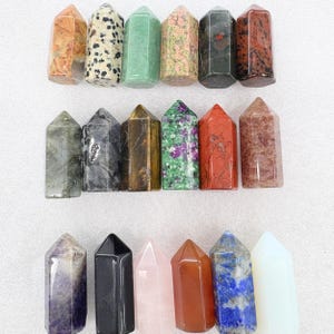 Crystal Point Tower: Svart obsidian, ametist, tigeröga, labradorit