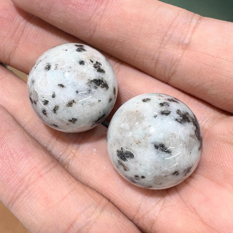 20 mm naturlig kiwi-jaspis-sfär, kiwi-sten, helande kristallkula, jordande energi-ädelsten bild 7