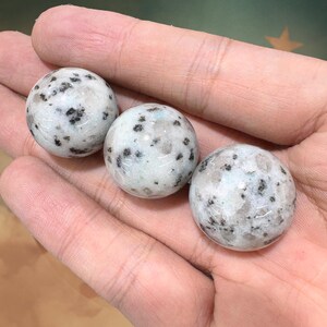 20 mm naturlig kiwi-jaspis-sfär, kiwi-sten, helande kristallkula, jordande energi-ädelsten bild 4