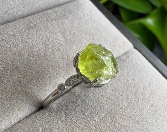 Natural Peridot Raw Stone Ring – Copper Setting, Adjustable Green Crystal Jewelry