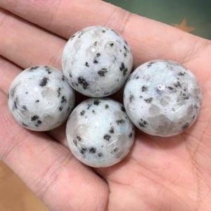 20 mm naturlig kiwi-jaspis-sfär, kiwi-sten, helande kristallkula, jordande energi-ädelsten bild 3