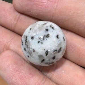 20 mm naturlig kiwi-jaspis-sfär, kiwi-sten, helande kristallkula, jordande energi-ädelsten bild 6