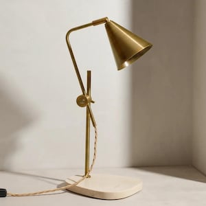 Lámpara de escritorio moderna de latón con base de hormigón: lámpara de mesa ajustable de mediados de siglo, lámpara de noche industrial, iluminación minimalista para el hogar y la oficina.