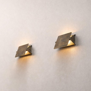 Handgefertigte Wandleuchte aus massivem Messing, moderne minimalistische geometrische Lampe, einstellbare industrielle Leuchte